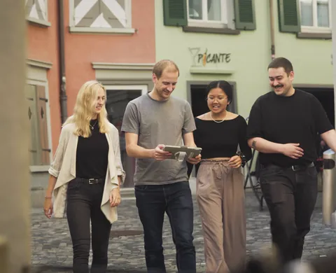 Gruppe mit Tablet unterwegs in der Altstadt