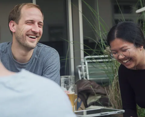 Zwei Spieler lachen beim Bar-Stopp