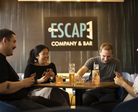 Team beim Kartenspiel in der Escape Bar