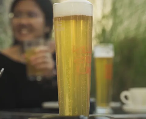Frisch gezapftes Bier auf dem Tisch