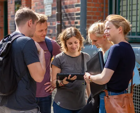 Ermittler lesen die Hinweise auf dem Tablet