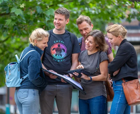 Team vergleicht Polizeiakte und Kommunikator