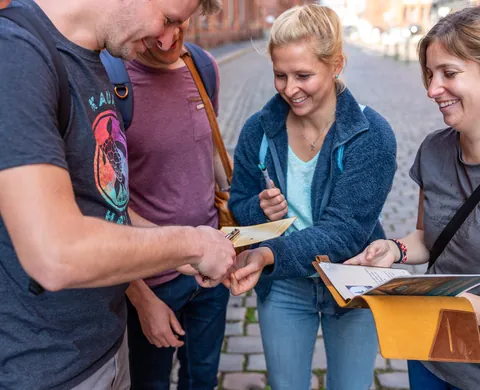 Team entschlüsselt einen Hinweis aus der Akte