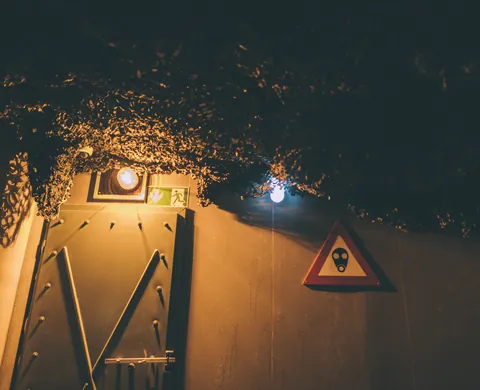 Bunkertür mit Warnschild im Sperrgebiet der Area 52