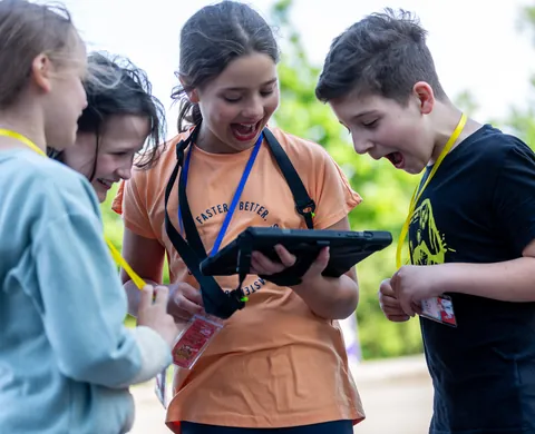 Kinder staunen über den Fund auf dem Tablet