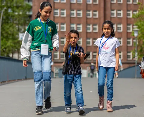 Drei Kinder mit Kommunikator unterwegs in der Stadt