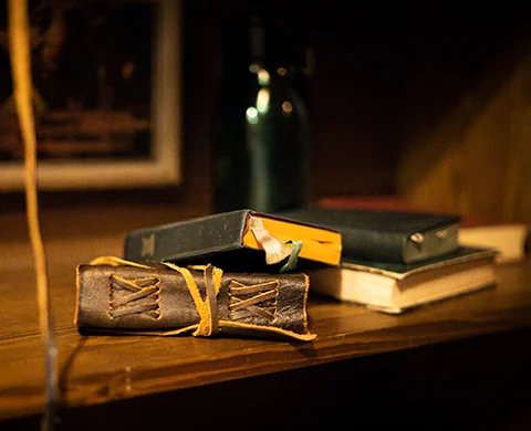 Zauberbuch und Schriftrolle im World of Magic Escape Room